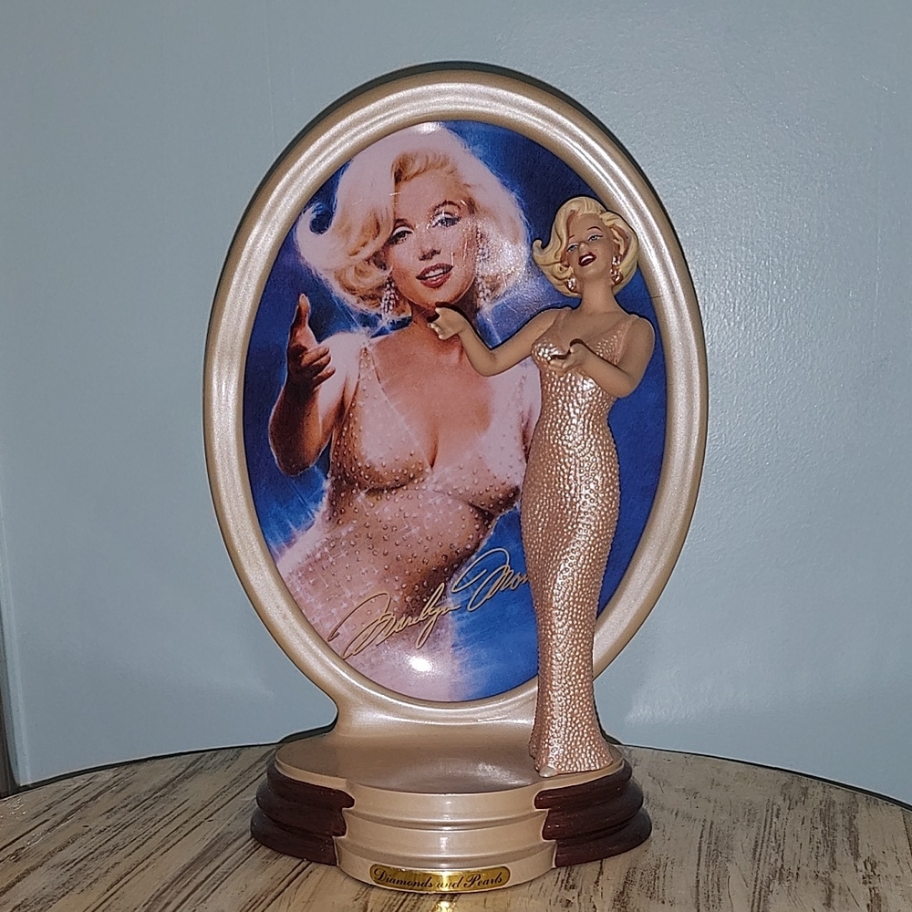 Marilyn Monroe Figurine with Extras